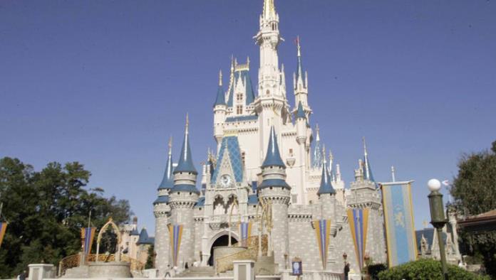 Arrestan a hombre por acosar menores en Disney
