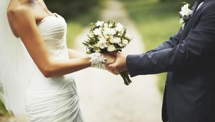 Le roba el momento a la novia: gallina se convierte en ‘dama de honor’ y se vuelve viral