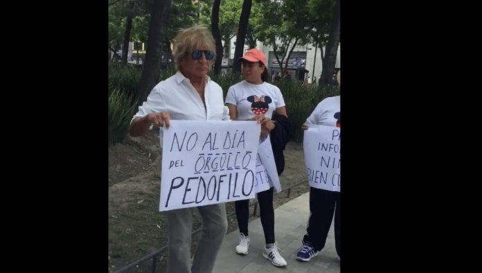 Mexicanos marchan contra el día el mundial de la pedofilia