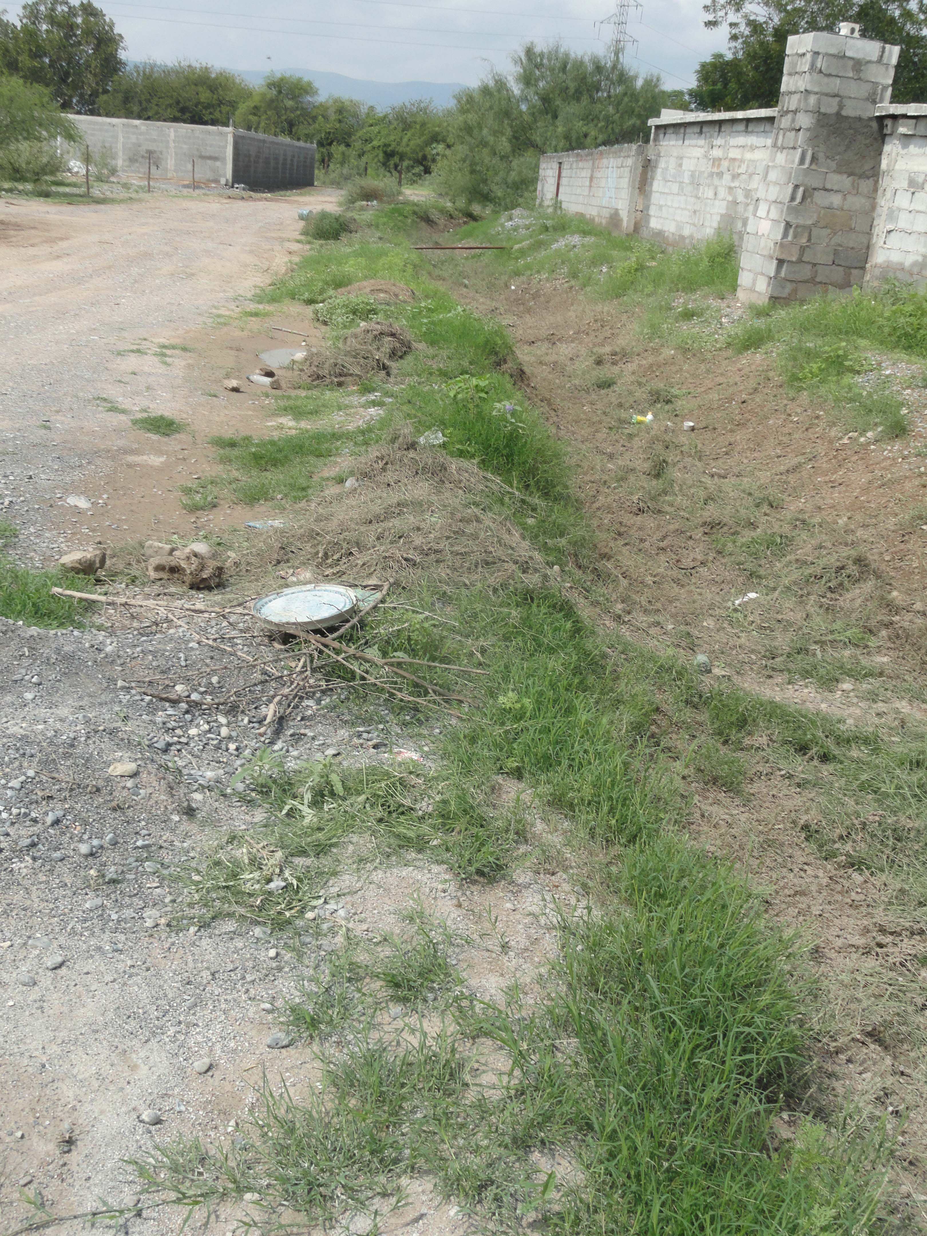 Acequia ensolvada causó inundación