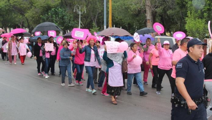 Marchan contra el cáncer de mama en San Buenaventura