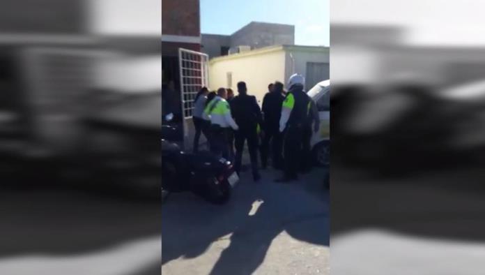 Entre policías y tránsitos someten a joven que golpeó a un oficial en Torreón