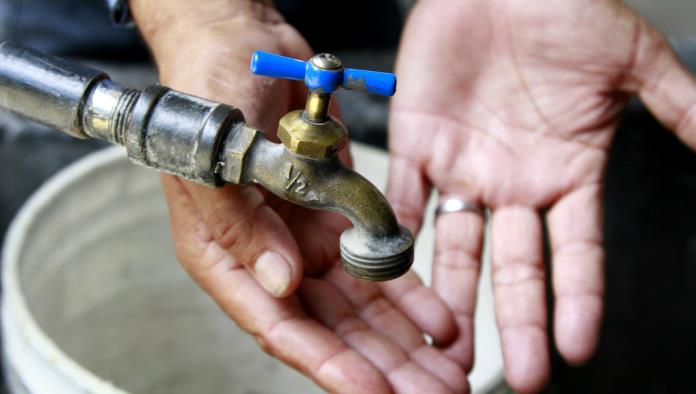 Vecinos sufren por desabasto de agua