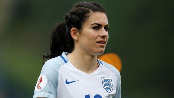 Estrella de futbol de Inglaterra recibe amenazas de muerte y violación en Instagram