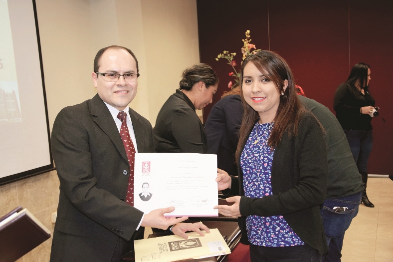 Universidad Autónoma del Noreste entrega títulos y cédulas