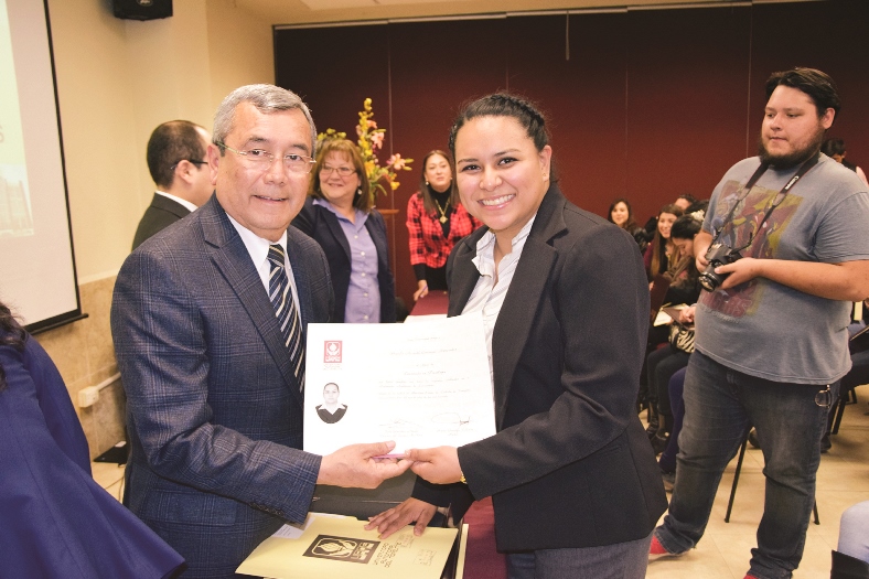 Universidad Autónoma del Noreste entrega títulos y cédulas