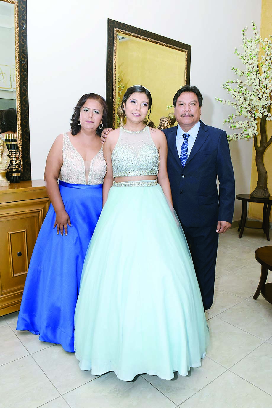 Rosa Valeria baila su primer vals