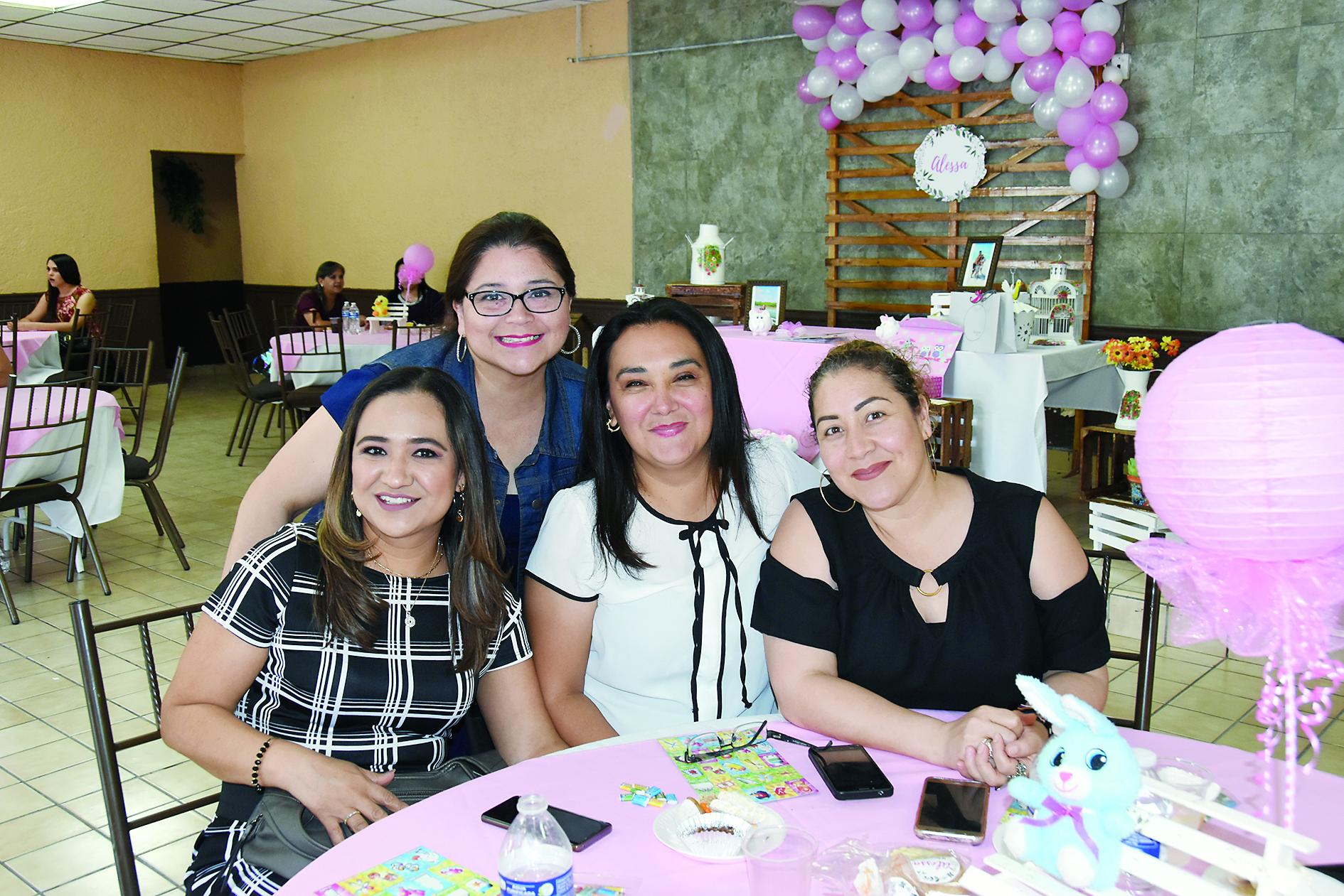 Ariz Gallegos celebra dulce baby shower