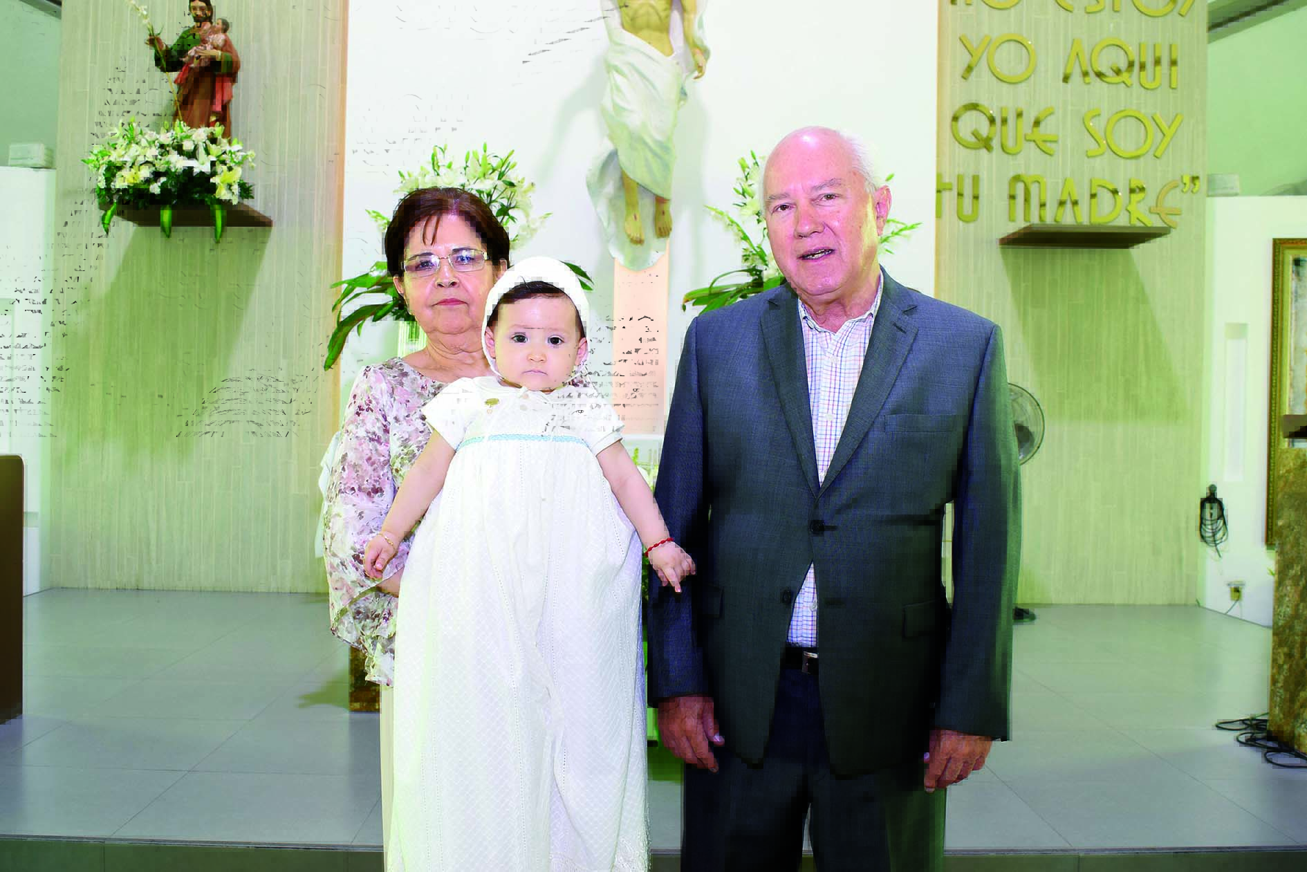 Julio Aguilar es bautizado en la fe católica