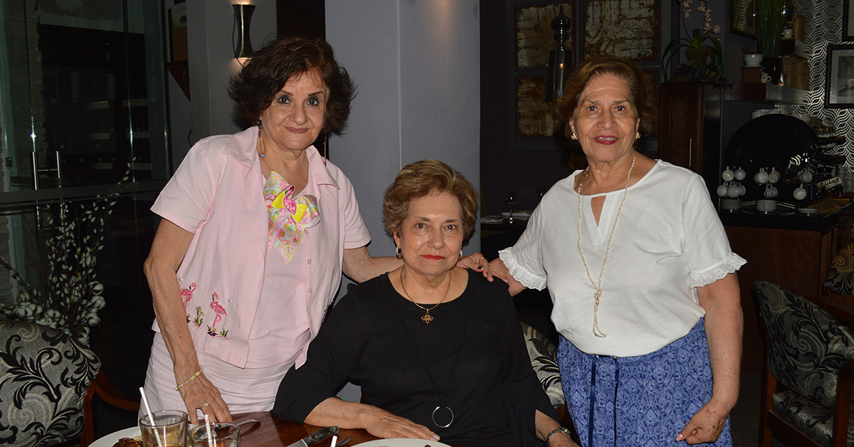 Irma Perales celebra cumpleaños con amigas