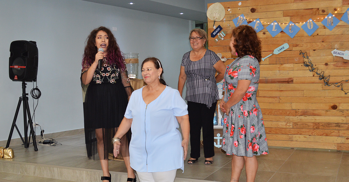 Rosario Gelacio realiza conferencia para mujeres