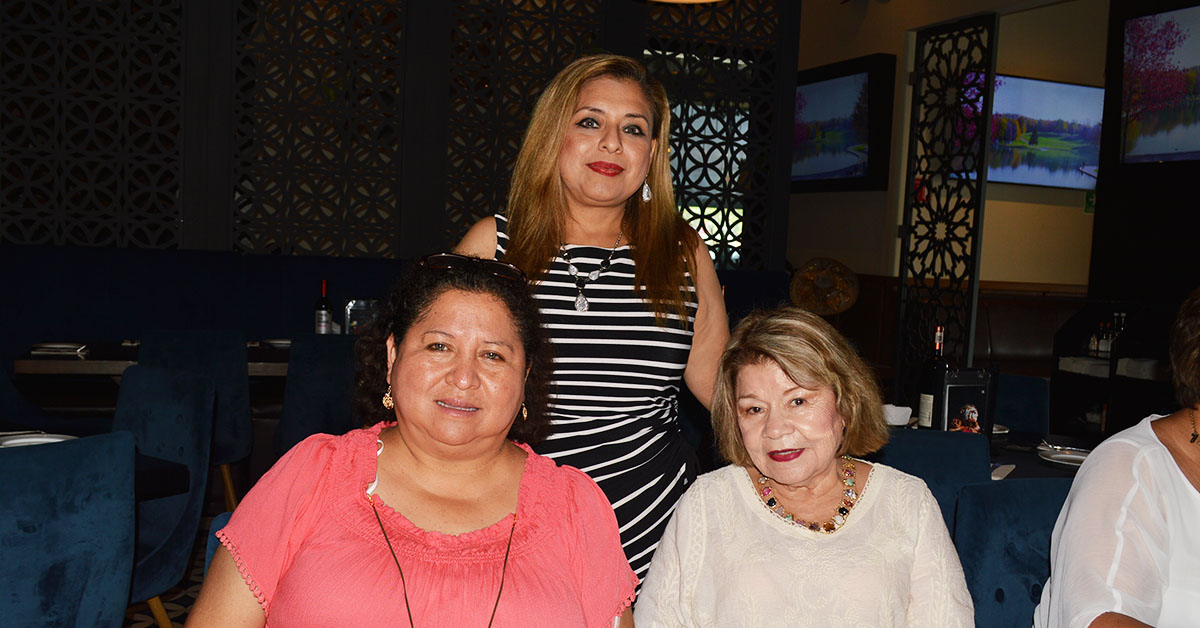 Alma Delia González festeja con Amigas
