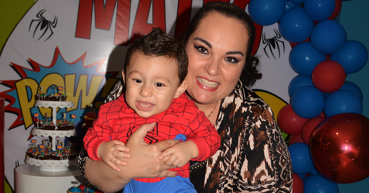Mateo Flores Yañez festeja con Spiderman