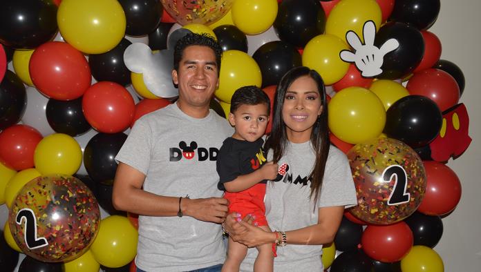 Arick Luis López festeja al estilo de Mickey Mouse