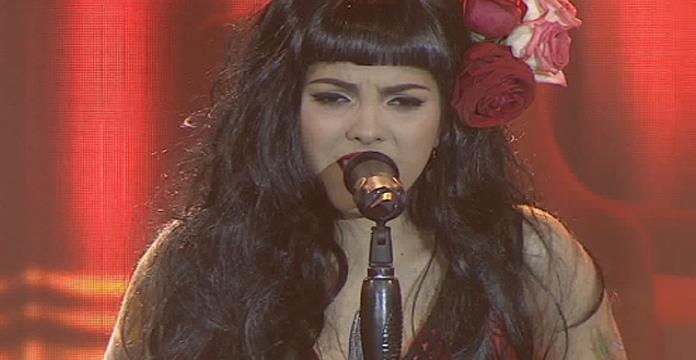 Mon Laferte venezolana canta en vivo y fans hacen extraño pedido