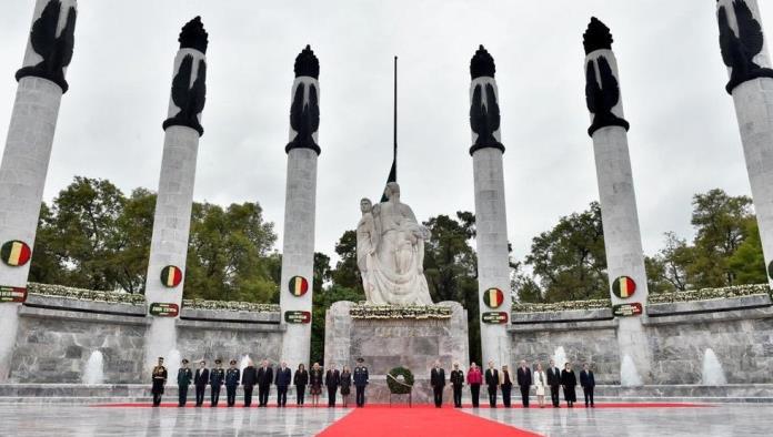 AMLO monta guardia de honor en Monumento a Niños Héroes