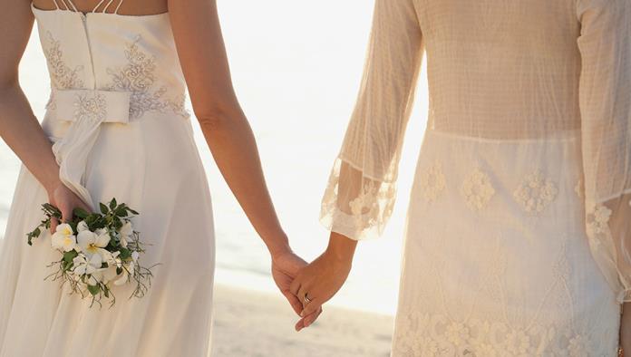 Se casará pareja de mujeres en bodas comunitarias