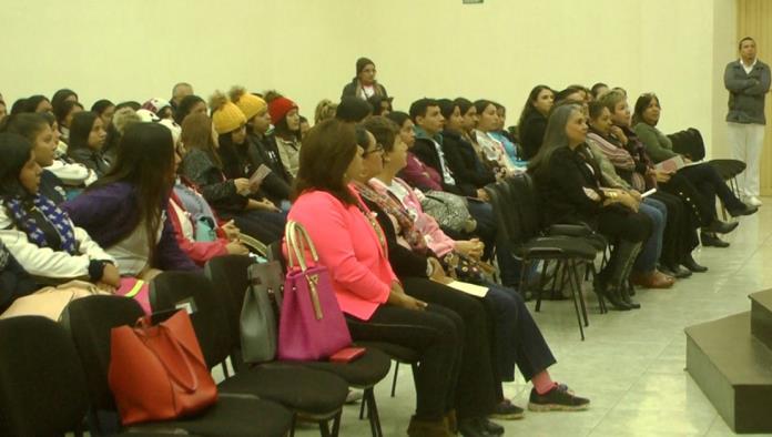 Asisten jóvenes a conferencia sobre Cáncer