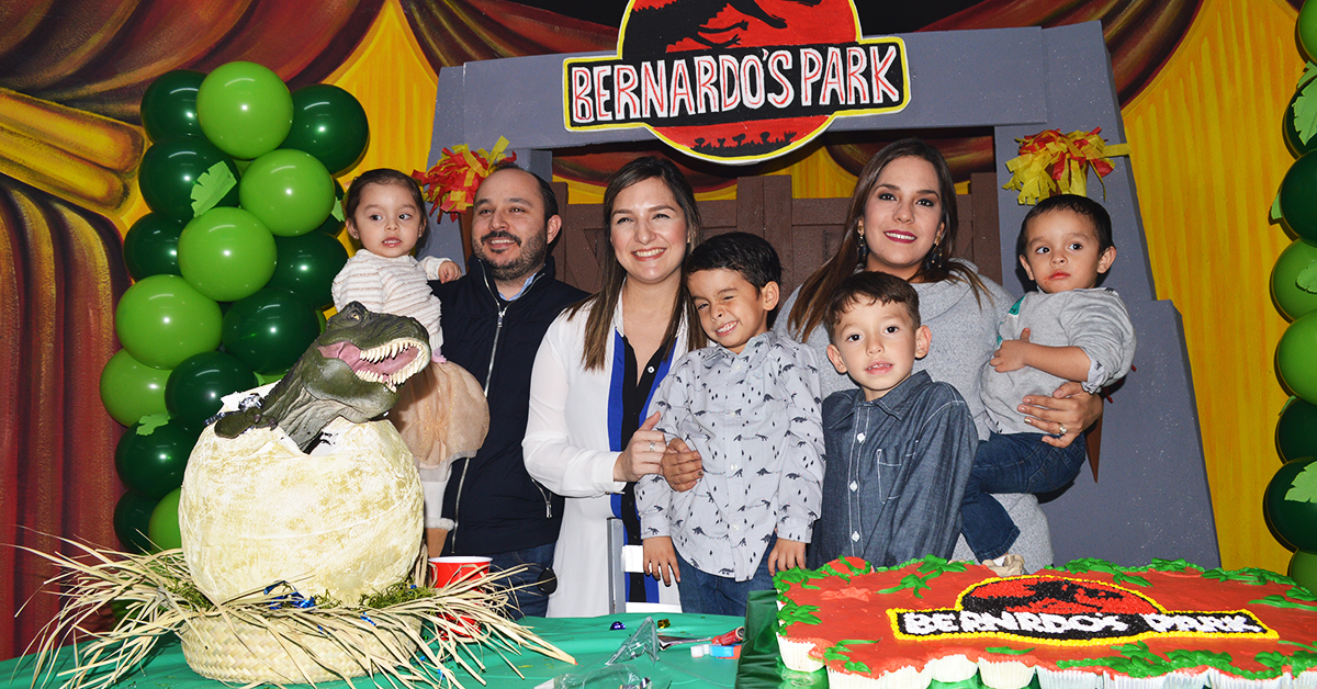 Bernardo celebra con Dinosaurios