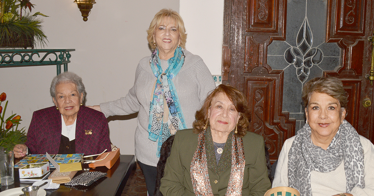 Gloria Villarreal celebra con amigas del Grupo Alamca