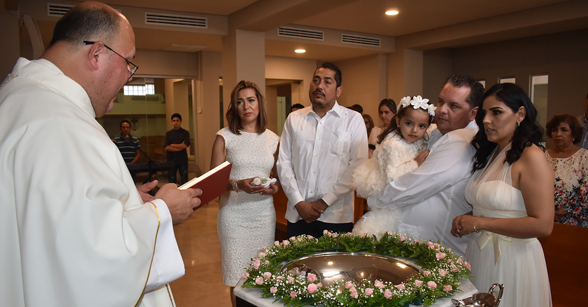 Richel Alexandra recibe el sacramento del bautismo