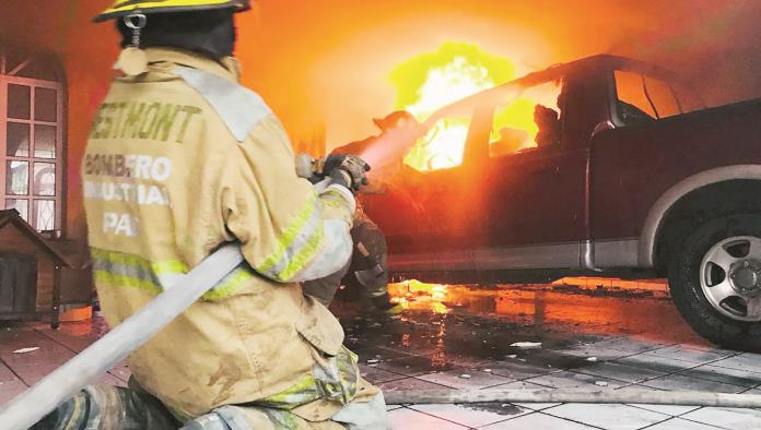 Arde camioneta dentro de cochera por corto circuito