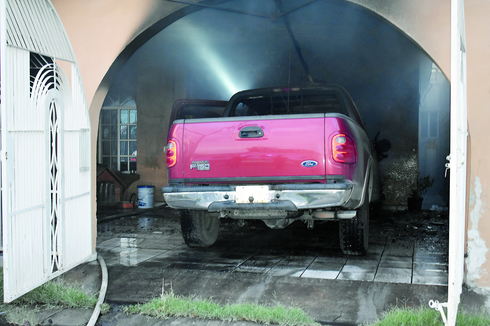 Arde camioneta dentro de cochera por corto circuito