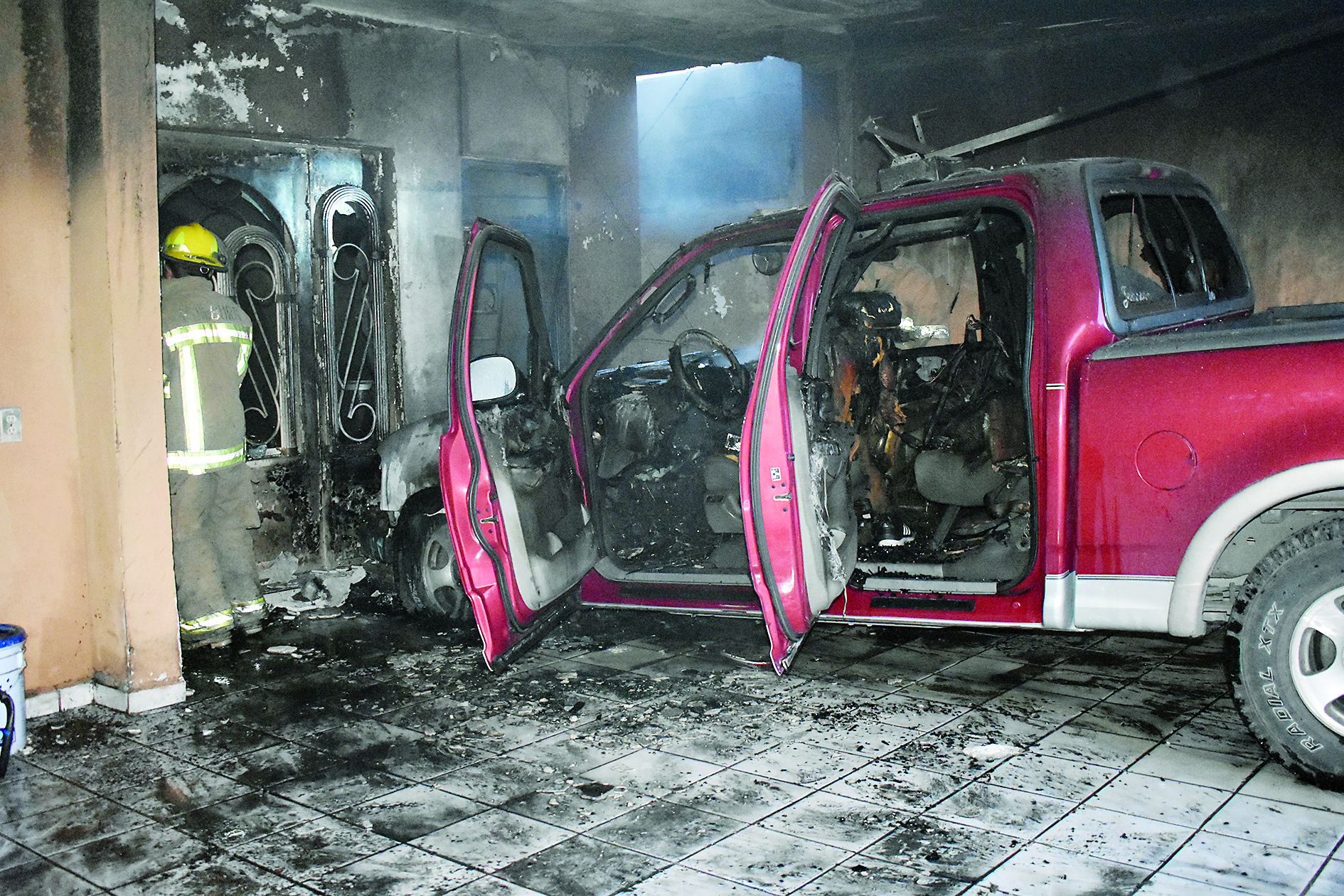 Arde camioneta dentro de cochera por corto circuito