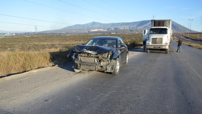 Tráiler destroza auto