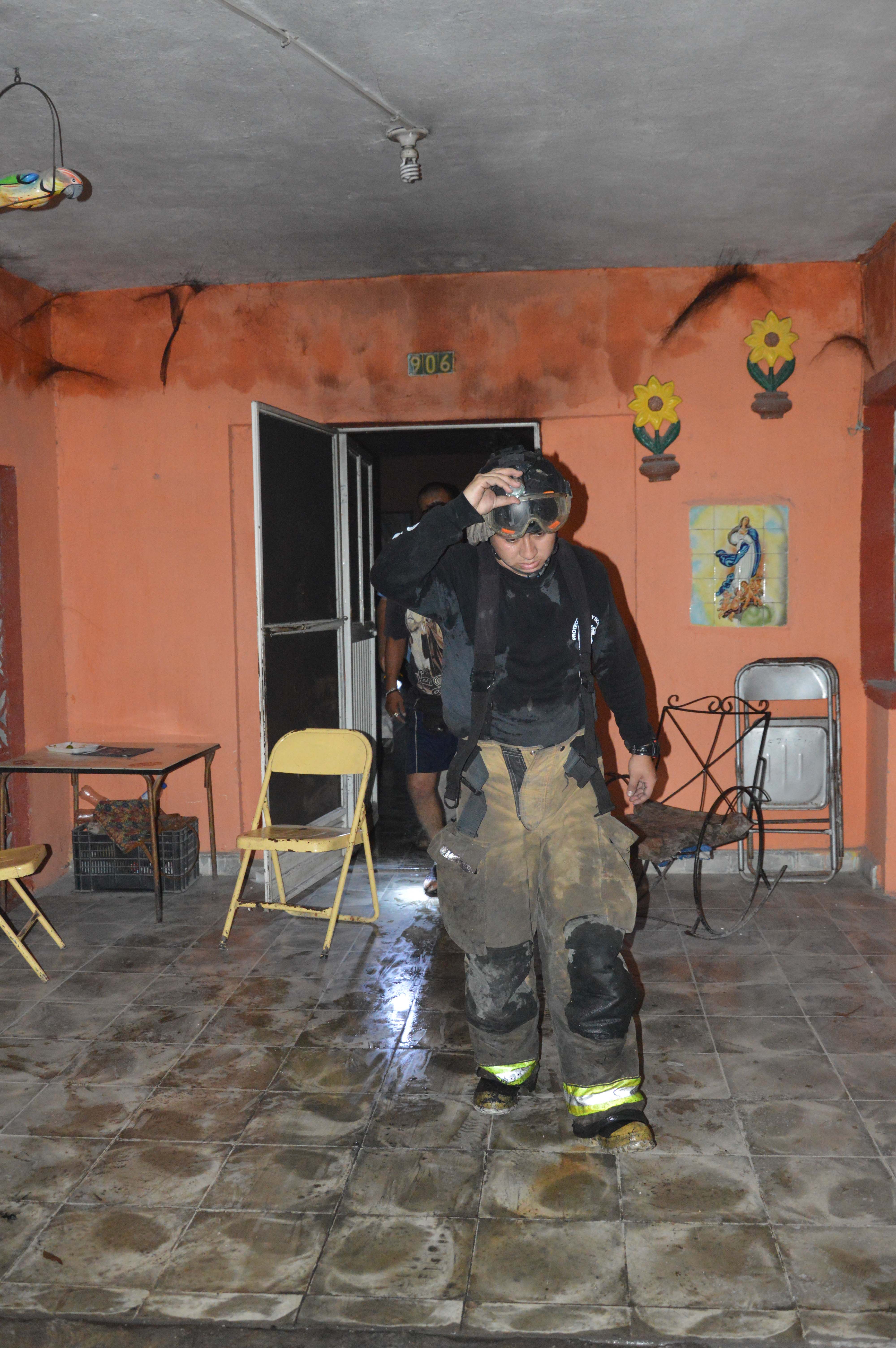 Veladora provoca incendio en hogar