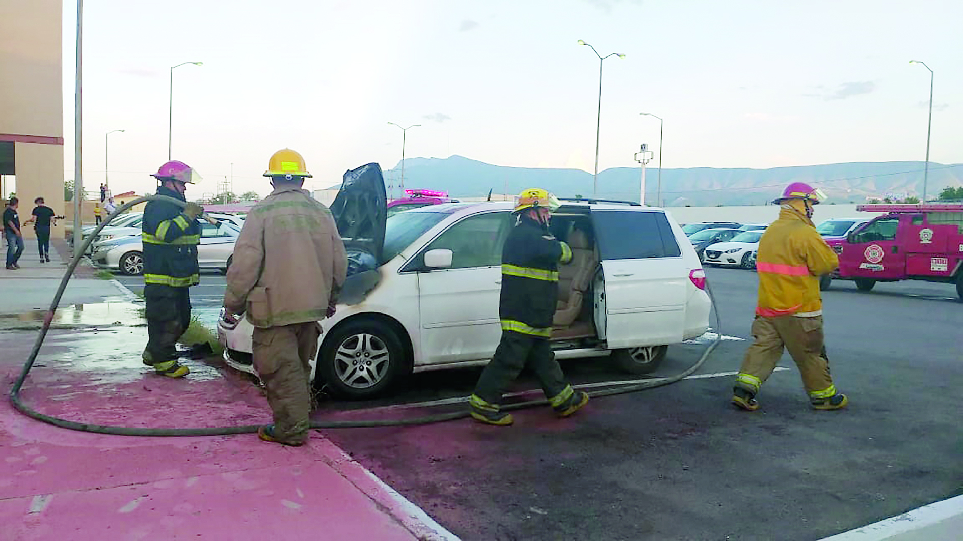 Se incendia camioneta en Teatro de la Ciudad