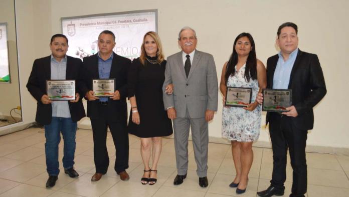 Premia Lencho a los periodistas