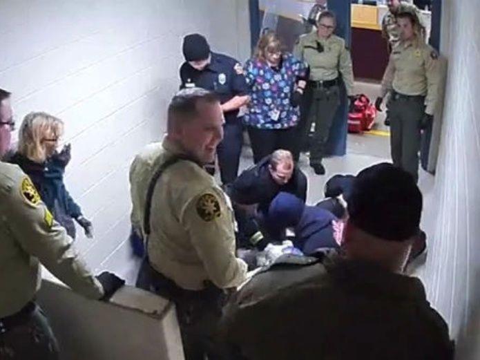 Preso esquizofrénico muere mientras policías se ríen