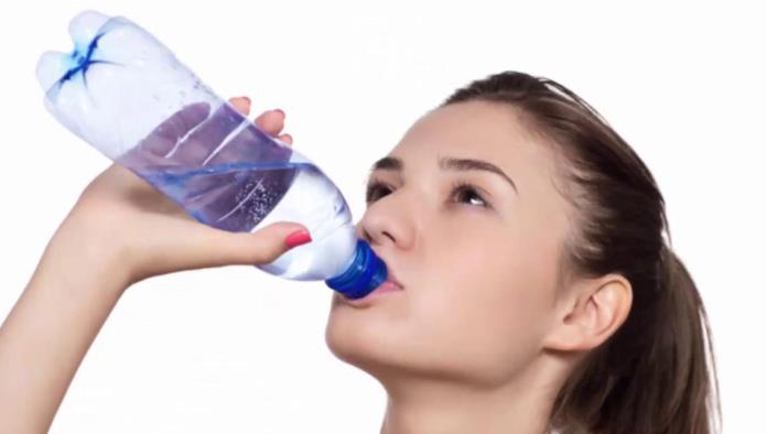 Exhorta IMSS a beber agua de forma regular para evitar deshidratación