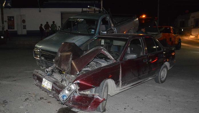 Invade carril y se accidenta