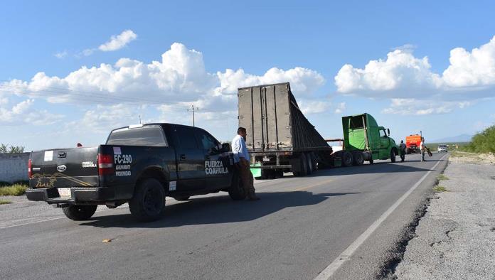 Queda tráiler atravesado en la carretera