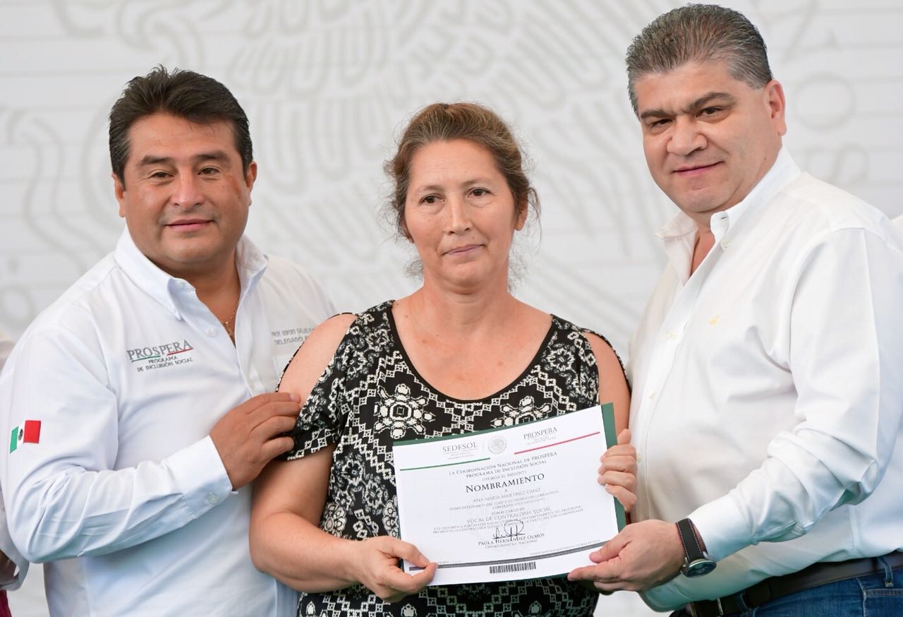Toma protesta el gobernador a vocales de Prospera en Torreón