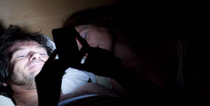 Afecta a tus ojos el uso del celular en la noche