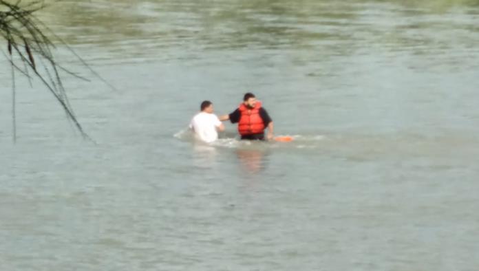 Dos Elementos de Policía y Bomberos arriesgan su vida para salvar a un joven de morir ahogado