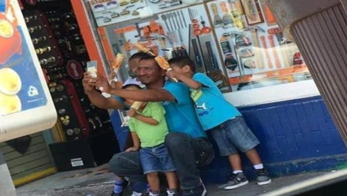 Papá de niños de la foto viral con elotes en mano pide ayuda