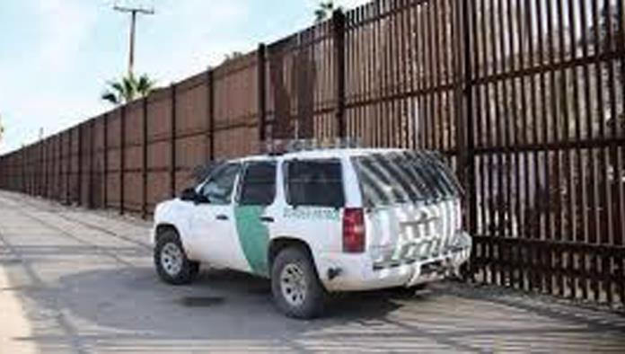 Agentes de la Border Patrol localizaron a 55 indocumentados ocultos en una caja de tráiler