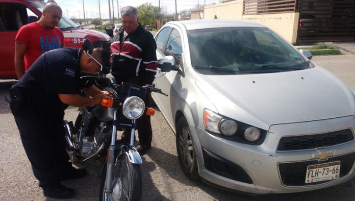 Choque entre motocicleta y automóvil en Villas del Carmen