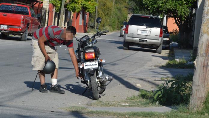 Motociclista choca contra un ciclista en la col. Villa de Fuente.