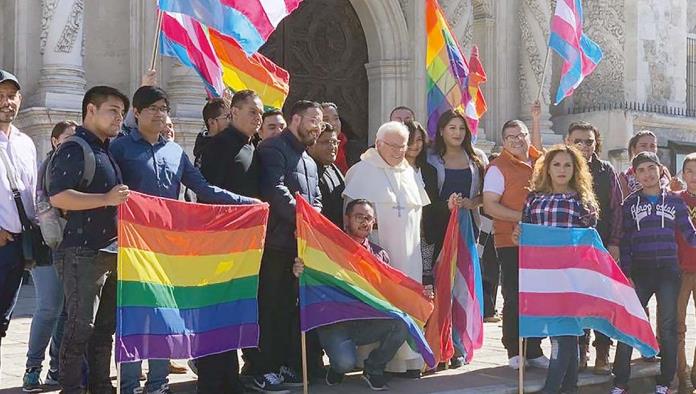 Insultan a Obispo por oficiar misa para gays