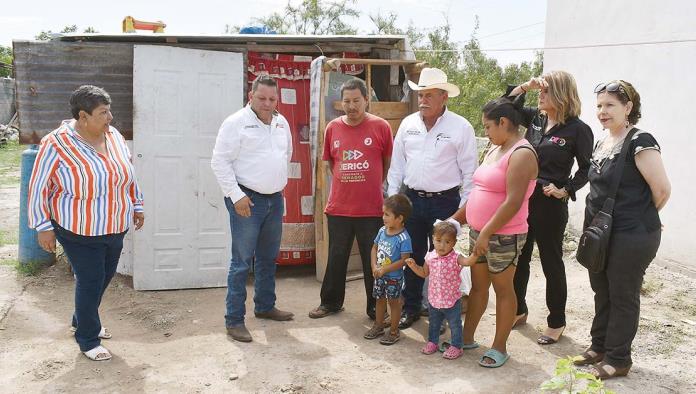 Construyen baños a familias fronterenses