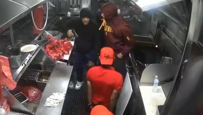 Ladrones armados someten y roban a empleados de camión de tacos en Los Ángeles