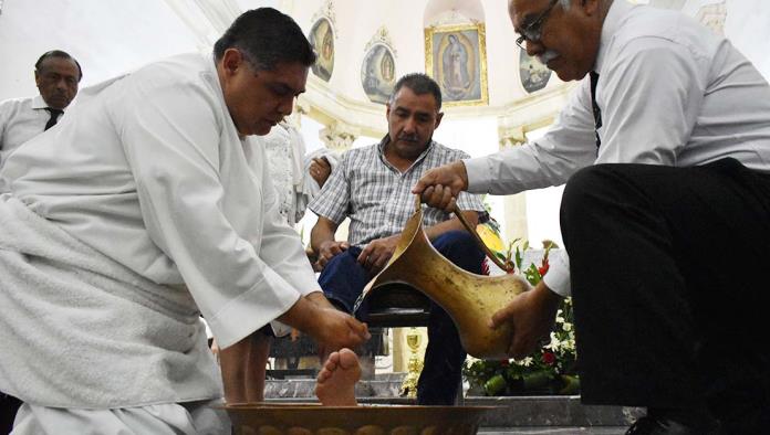 Realizan lavatorio de pies en la Santiago Apóstol