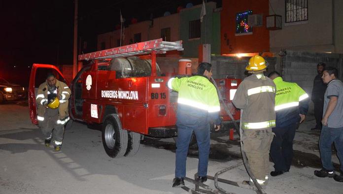 Se registra incendio dentro de vivienda