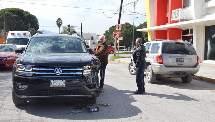 Impacta abuelito camioneta del año