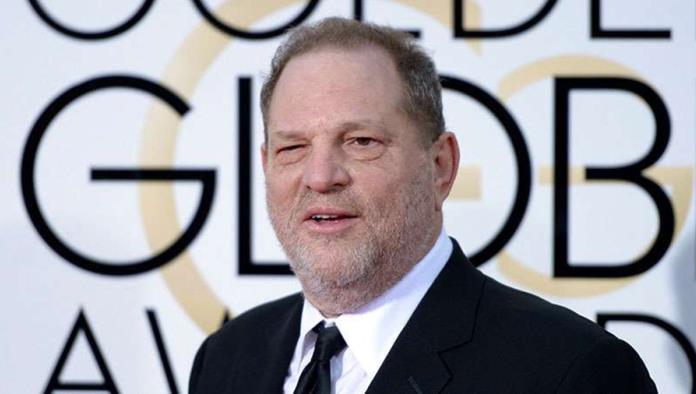 Instalan estatua de Harvey Weinstein en sugestiva invitación sexual